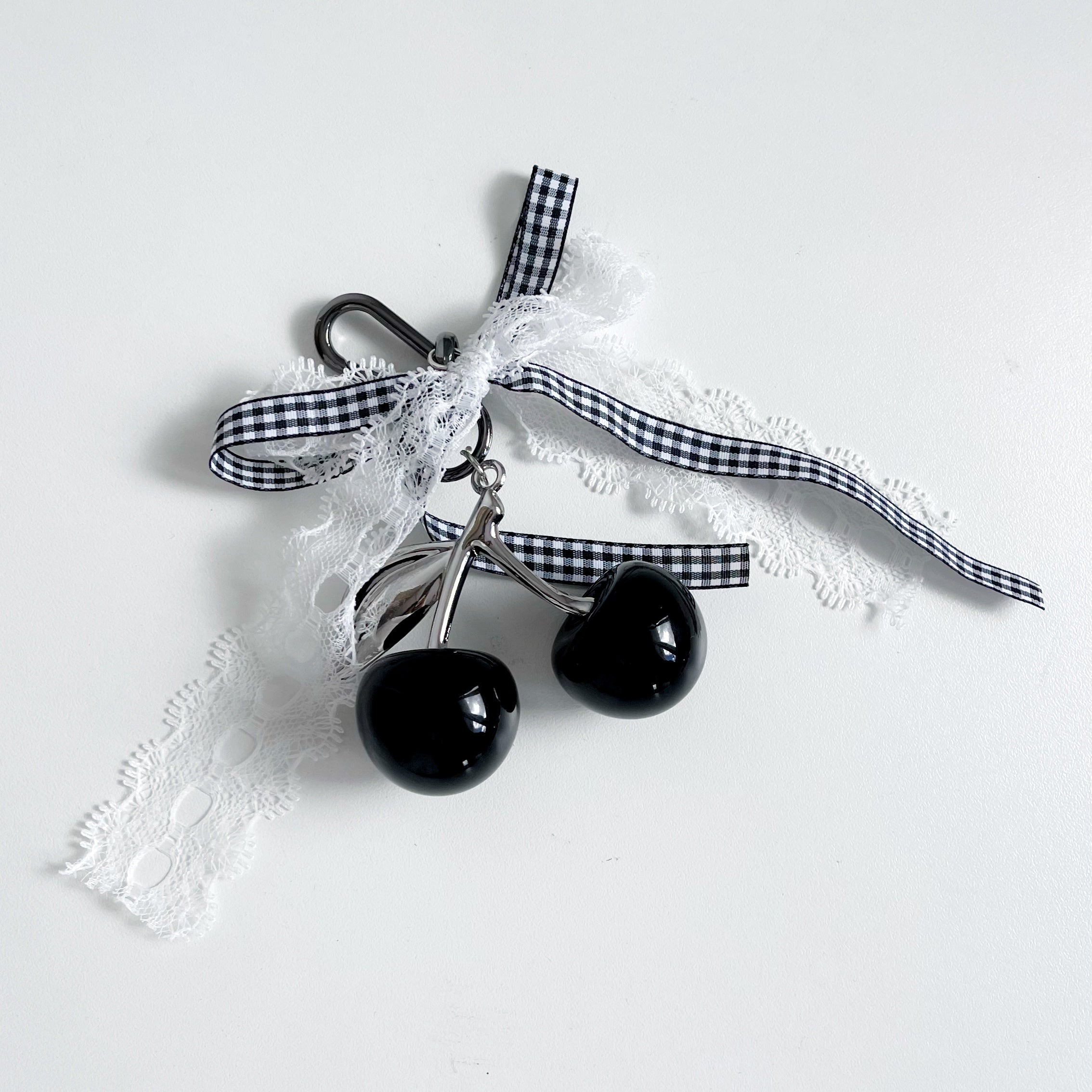 Llavero de cerezas vintage con listón