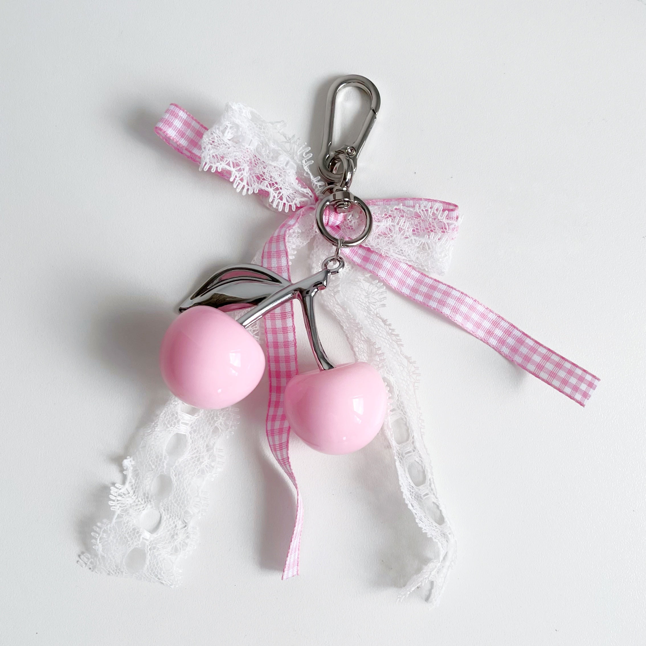 Llavero de cerezas vintage con listón