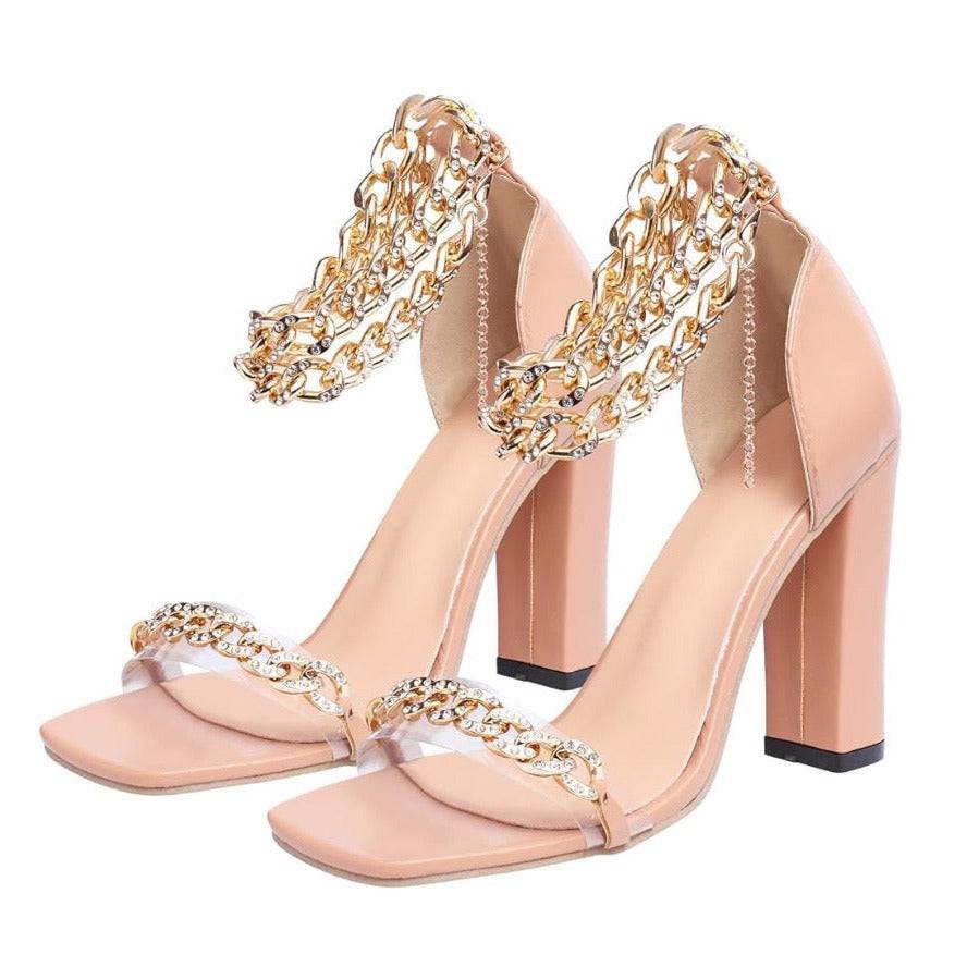 Tacones altos con cadenas