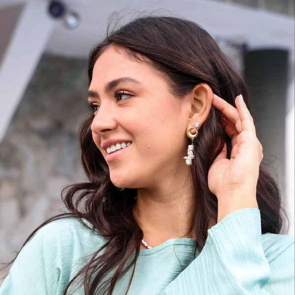 Aretes largos con diseño de luna .