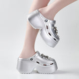 Crocs plateados con plataforma
