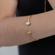 Pulsera dorada con perla