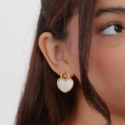 Aretes con diseño de corazón blanco