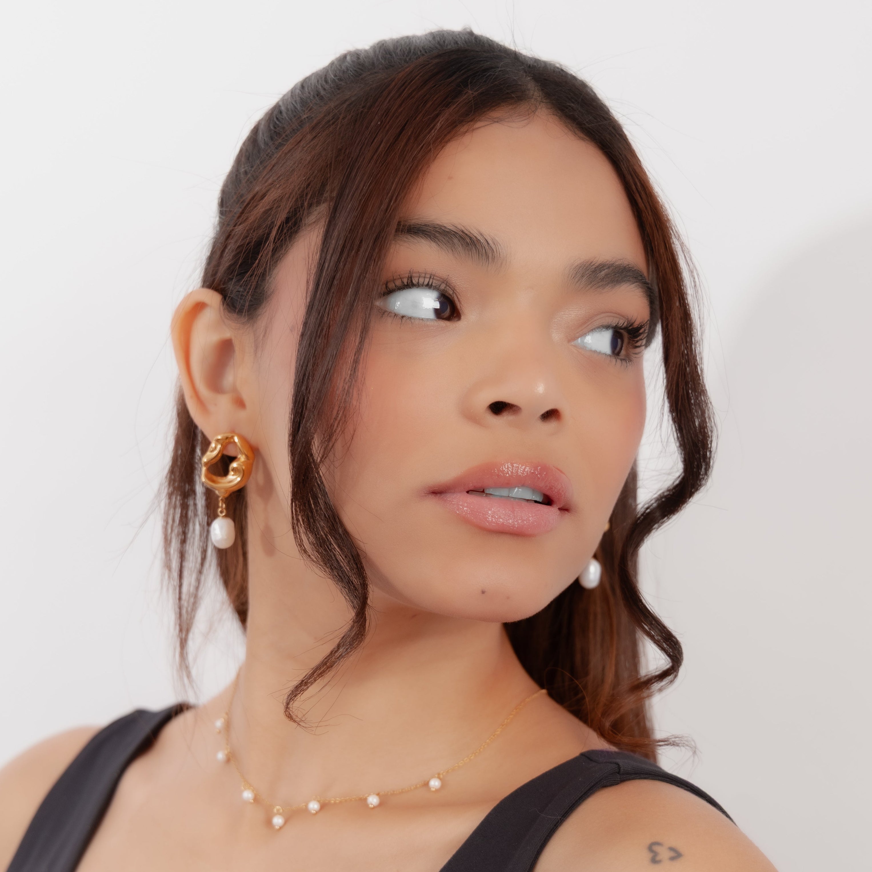 Aretes con diseño de perla colgante