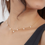 Choker dorado con perlas