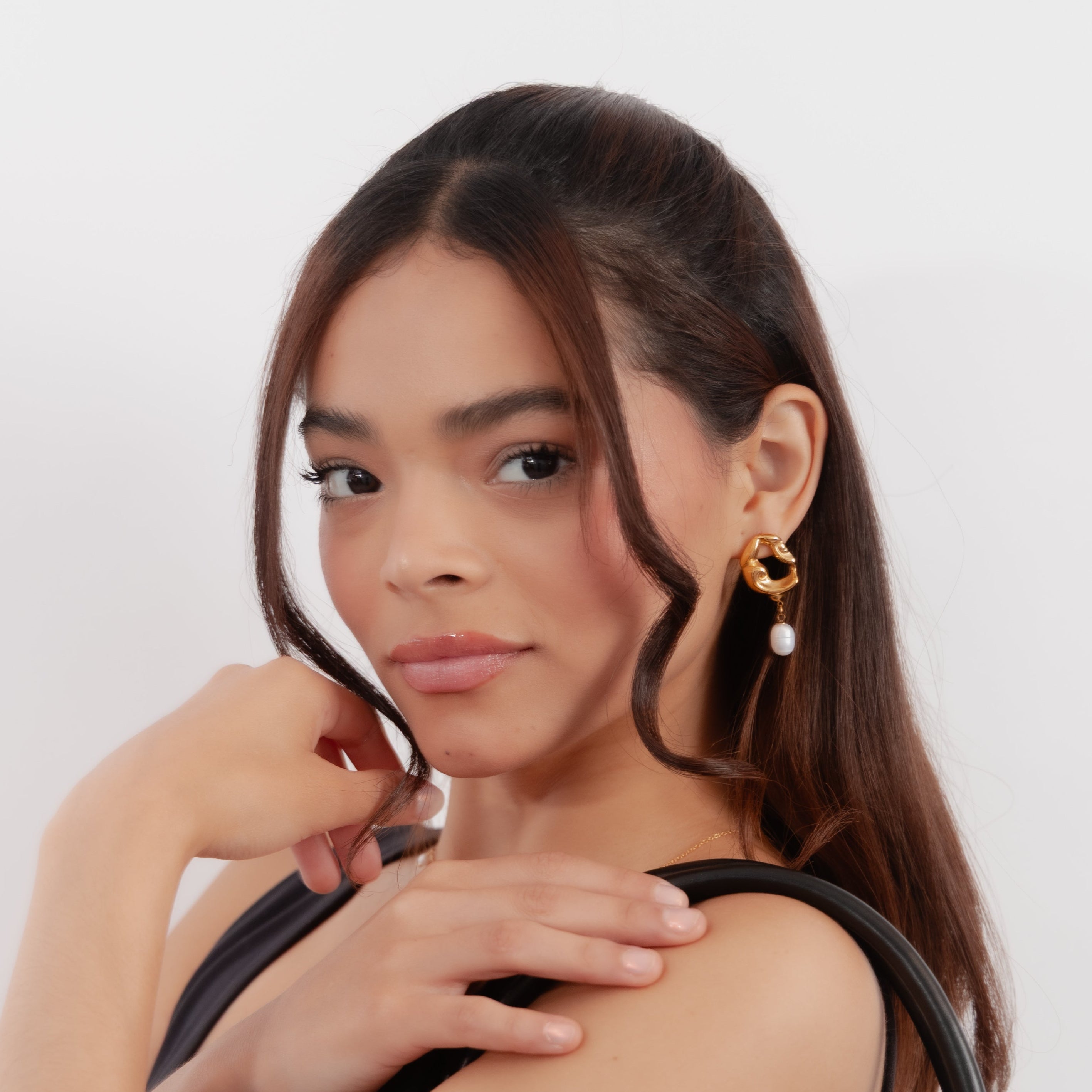 Aretes con diseño de perla colgante