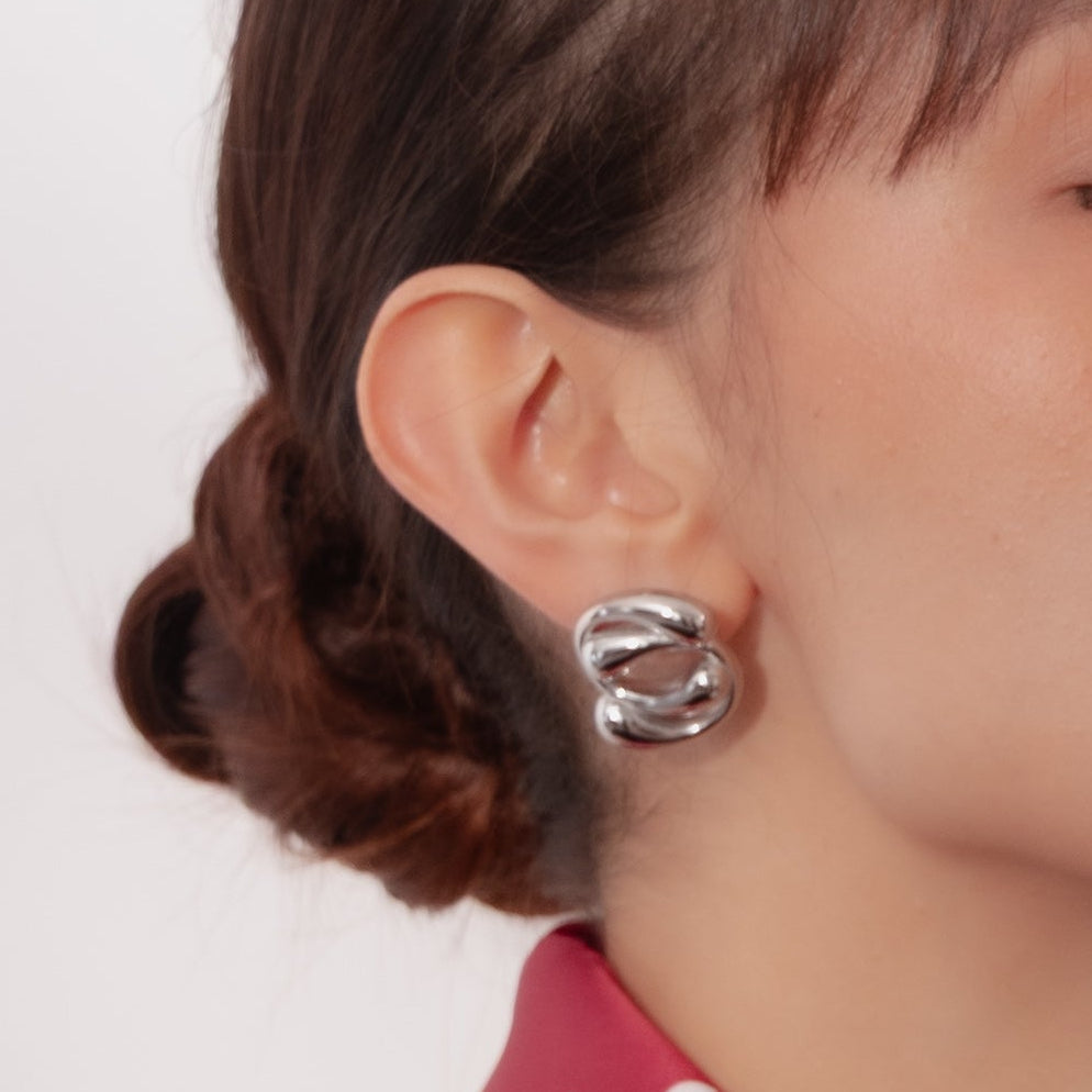 Aretes con diseño entrelazados