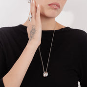 Collar con dije redondo