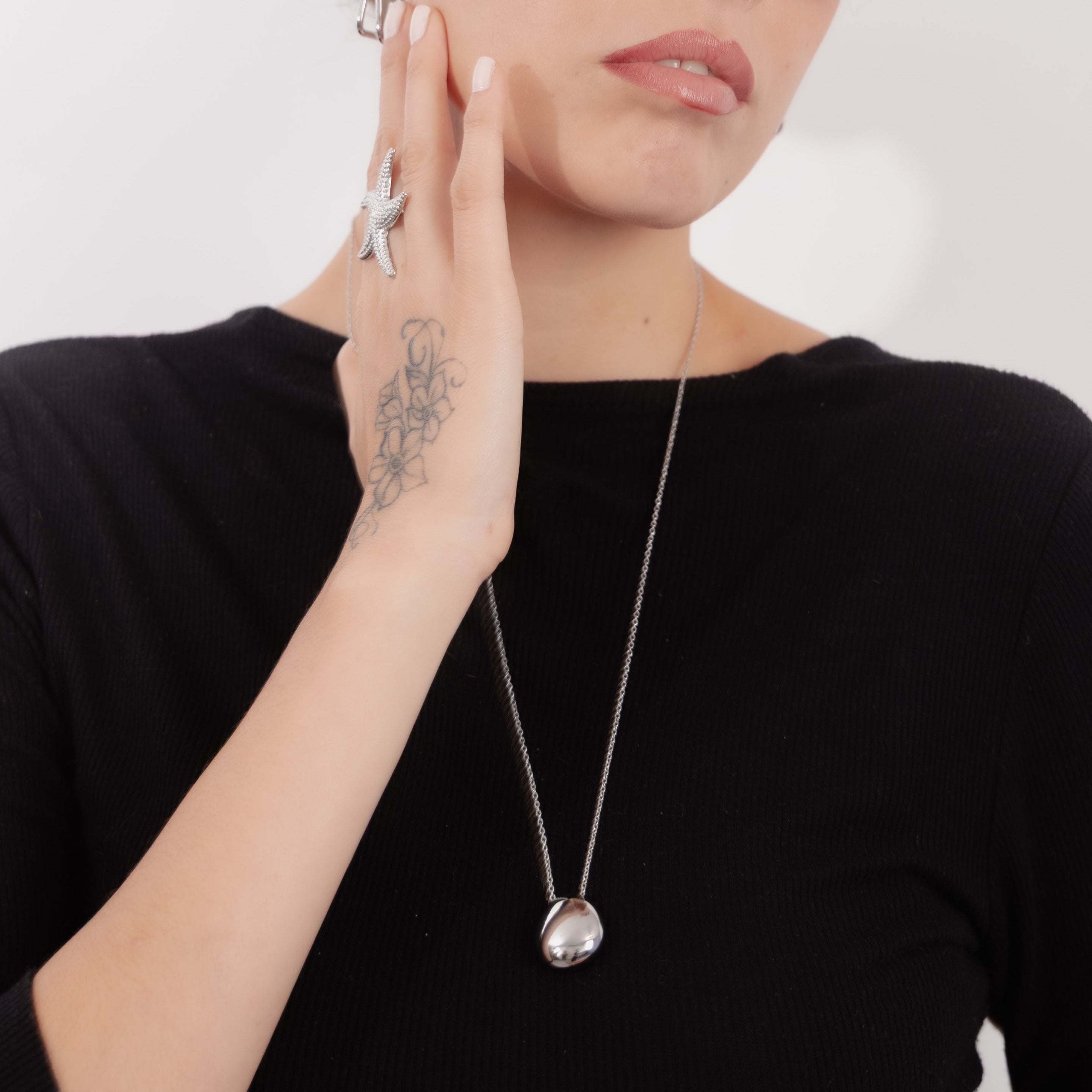 Collar con dije redondo