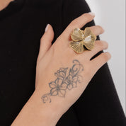 Anillo elegante de flor