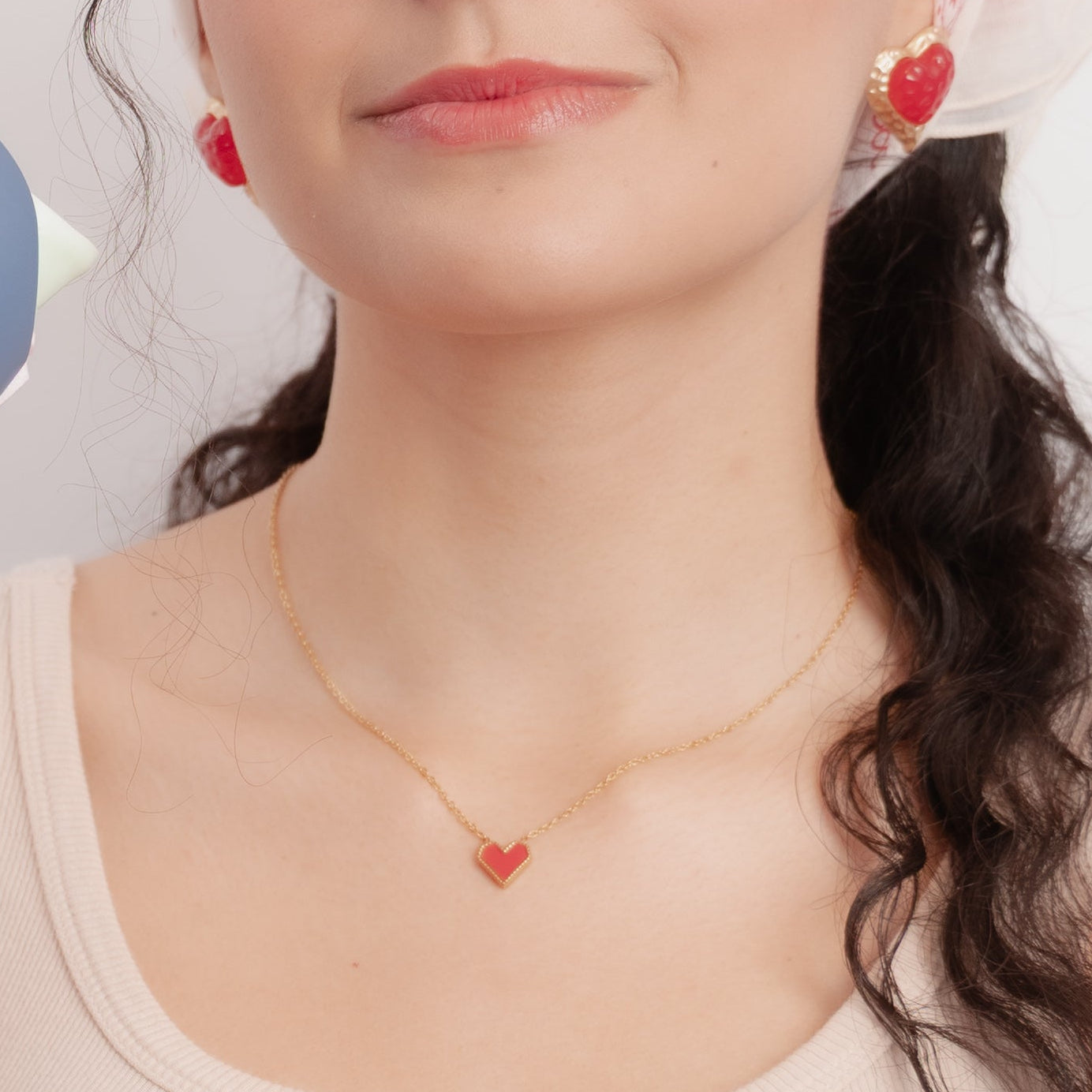 Collar con dije de corazón rojo