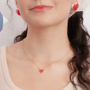 Collar con dije de corazón rojo