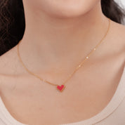 Collar con dije de corazón rojo