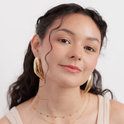 Aretes dorados con diseño irregular