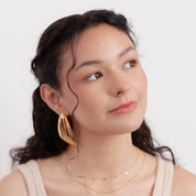 Aretes dorados con diseño irregular