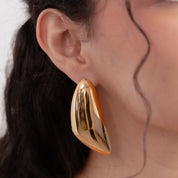 Aretes dorados con diseño irregular