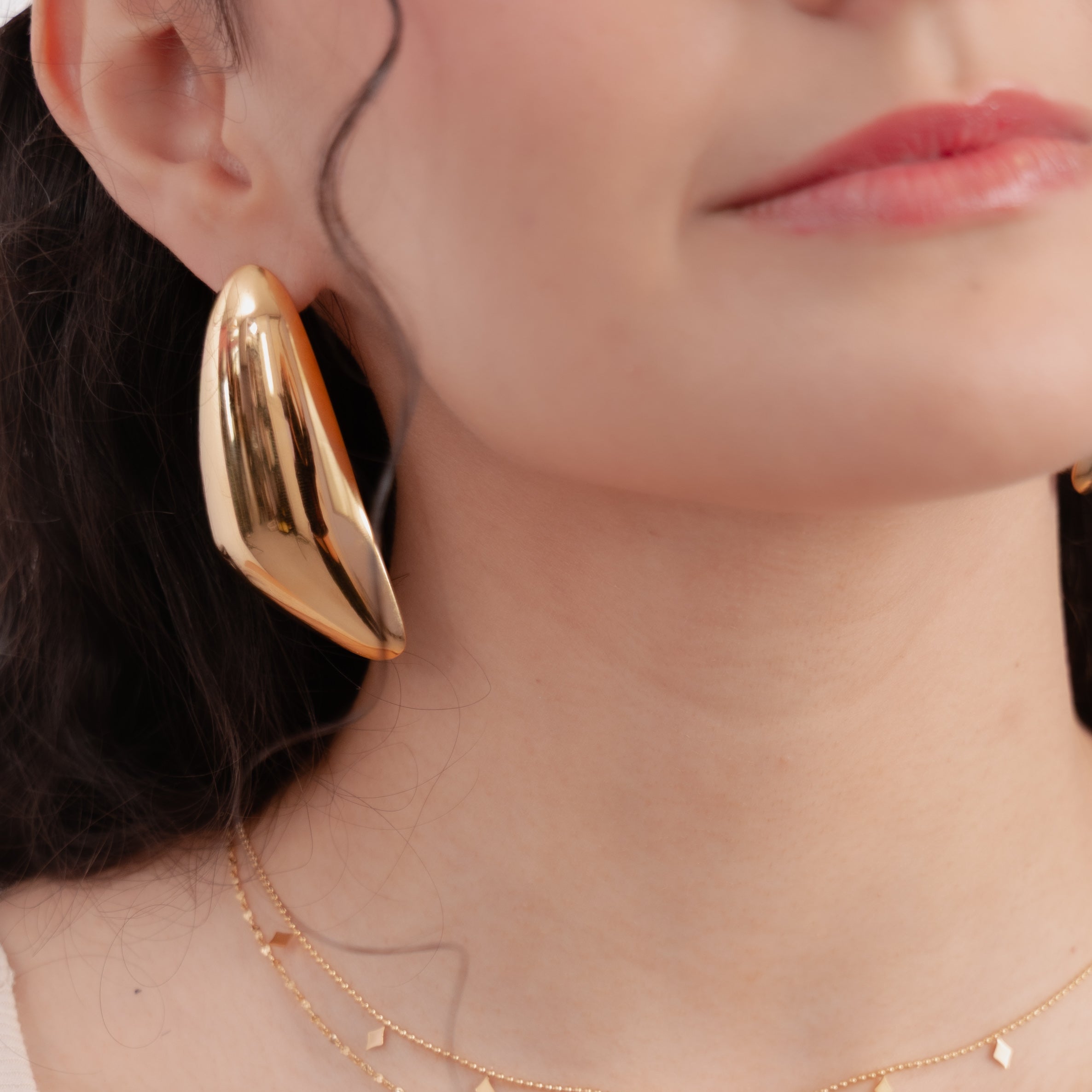 Aretes dorados con diseño irregular
