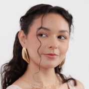 Aretes dorados con diseño irregular