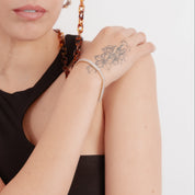 Pulsera dorada con brillos