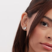 Aretes pequeños con diseño de corazón