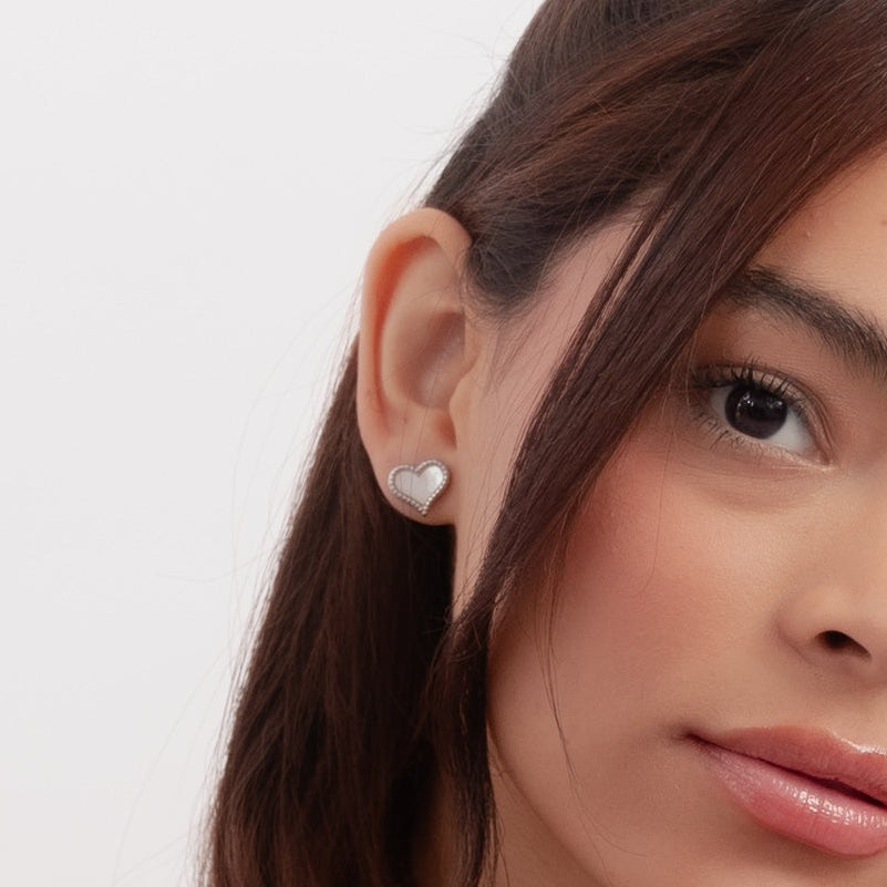 Aretes pequeños con diseño de corazón