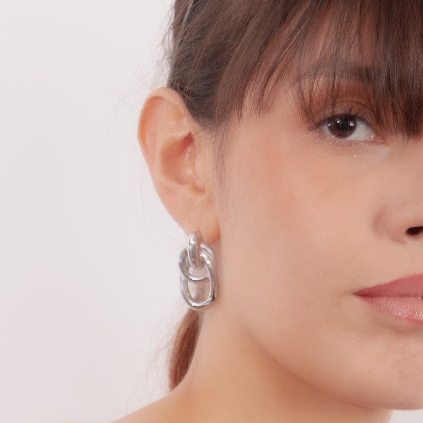 Aretes colgantes de círculo doble