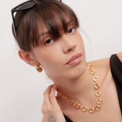 Collar de círculos dorados