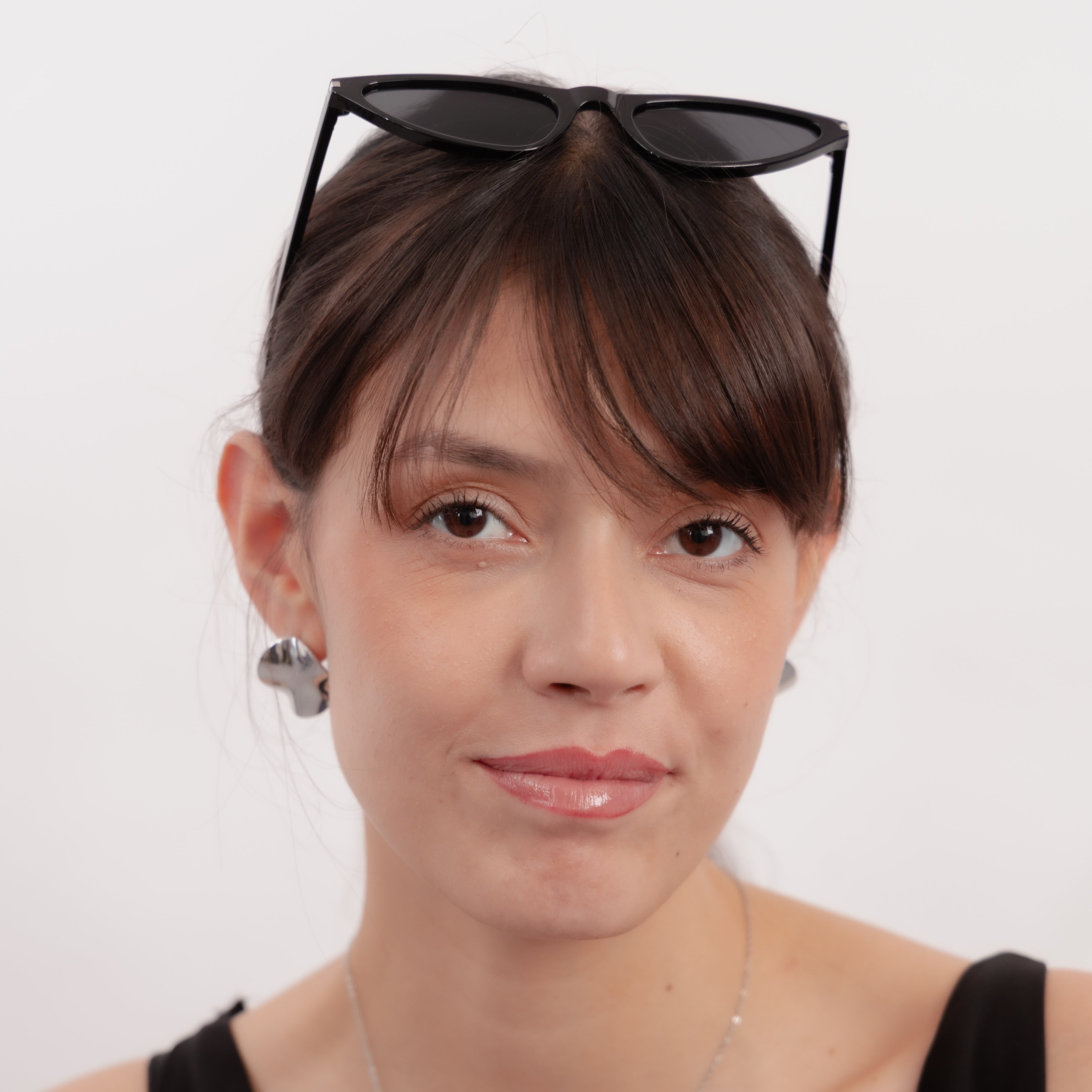 Aretes dorados con diseño asimétrico