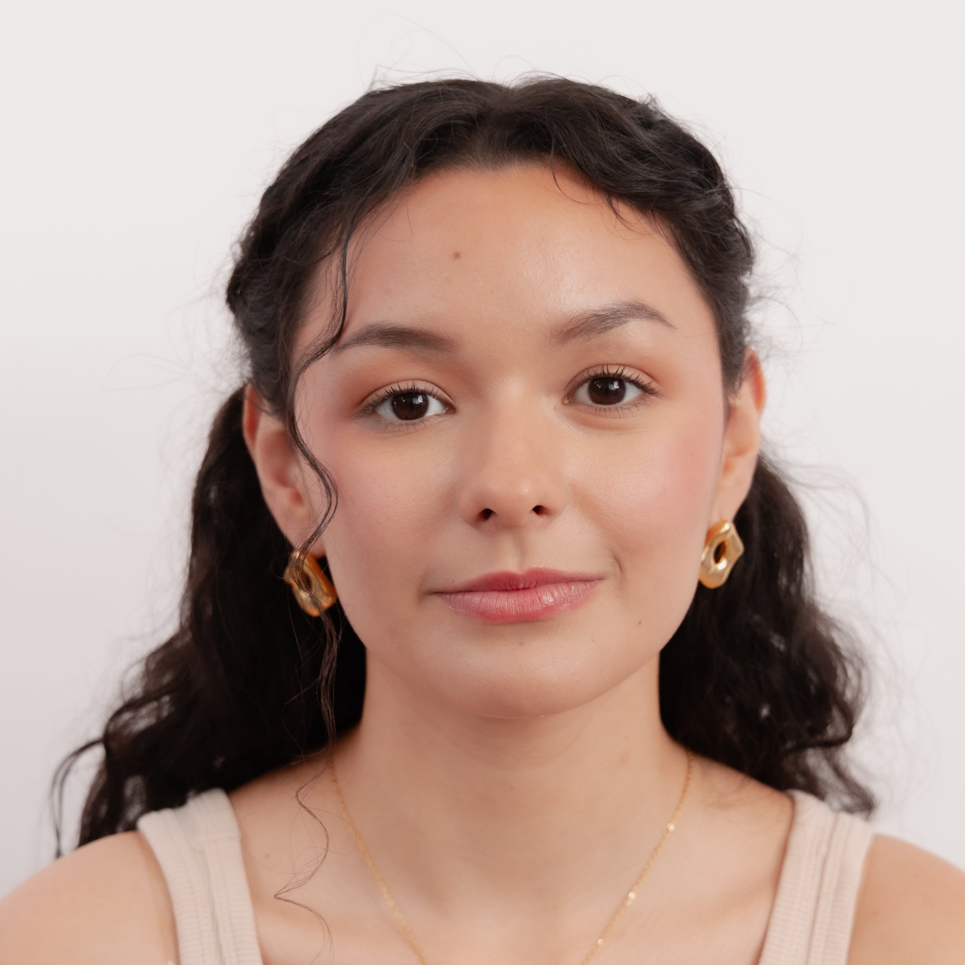 Aretes dorados cuadrados
