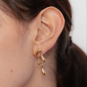 Aretes colgantes con diseño irregular
