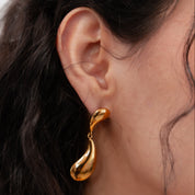 Aretes colgantes con diseño de gota