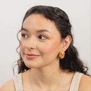 Aretes dorados con diseño de nudo