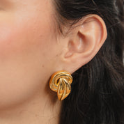 Aretes dorados con diseño de nudo