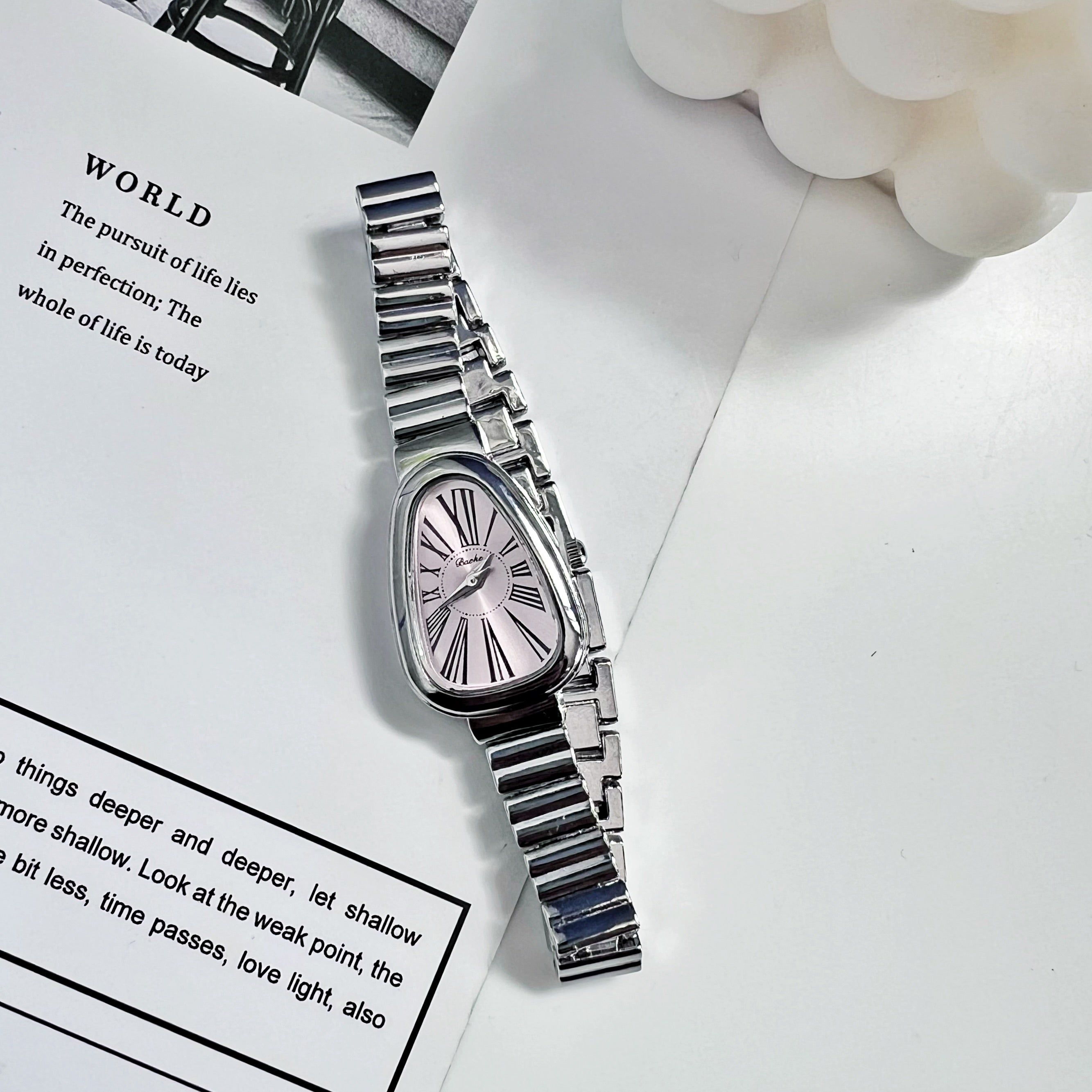 Reloj para mujer con carátula triangular