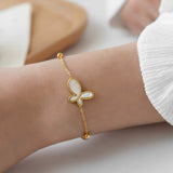 Pulsera dorada con dije de mariposa