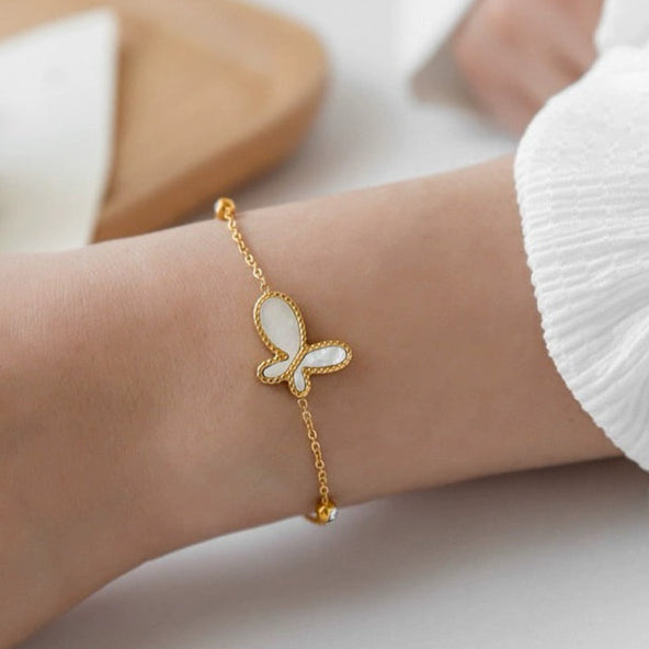 Pulsera dorada con dije de mariposa