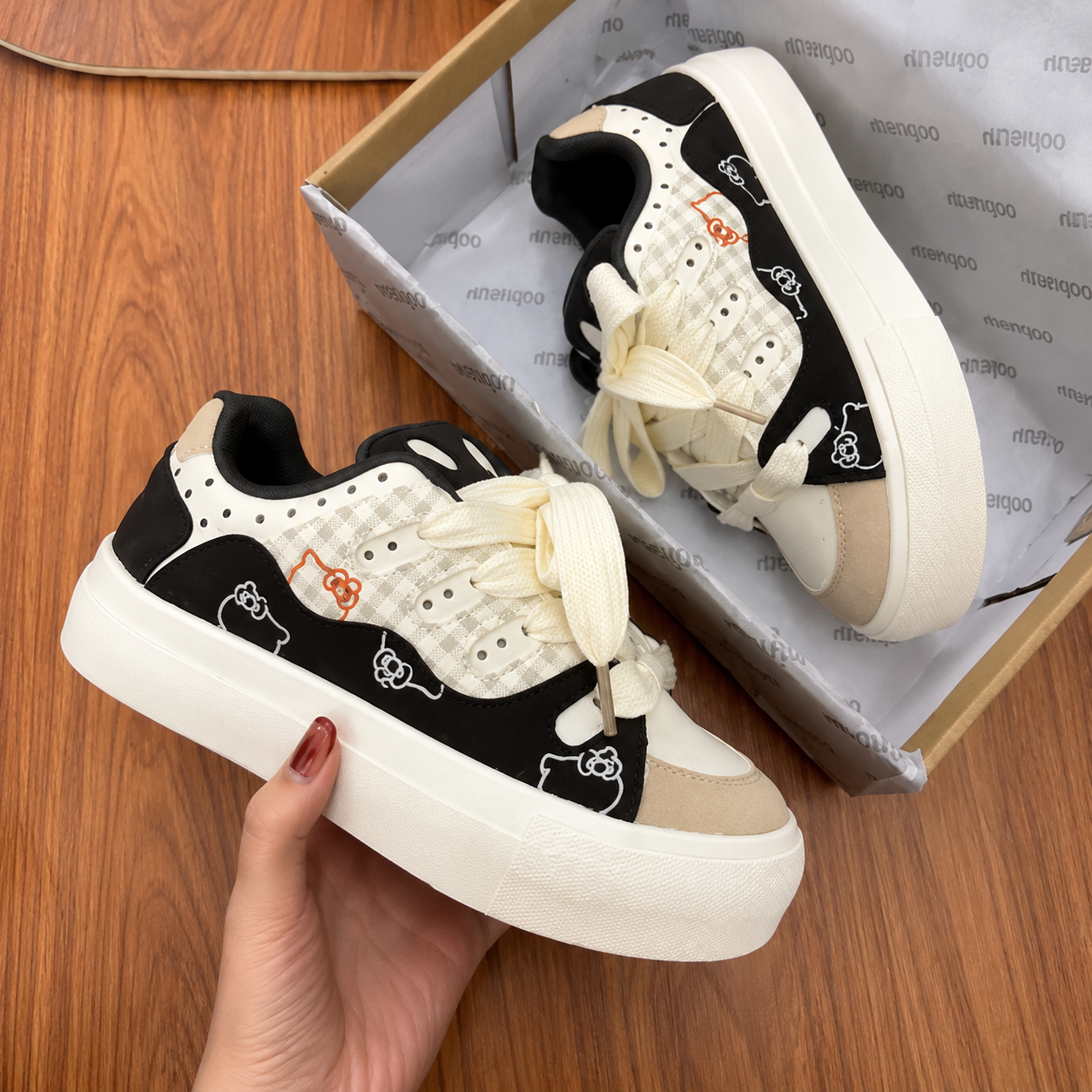 Tenis de plataforma con bordado de Hello Kitty