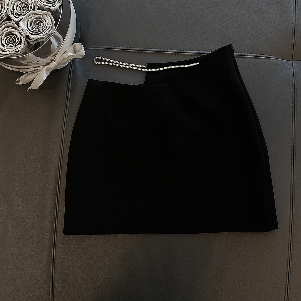 Mini falda con abertura y decoracion de diamantes