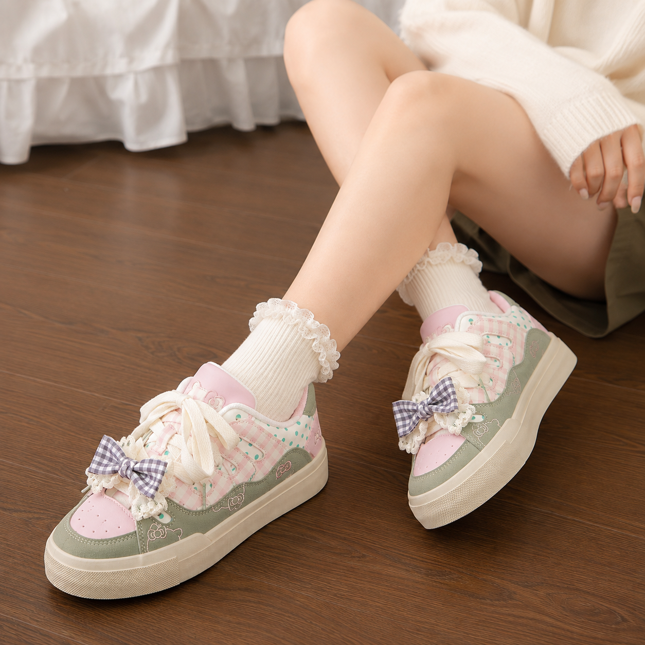 Tenis con bordado de Hello Kitty con moño