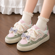 Tenis con bordado de Hello Kitty con moño