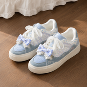 Tenis con bordado de Hello Kitty con moño