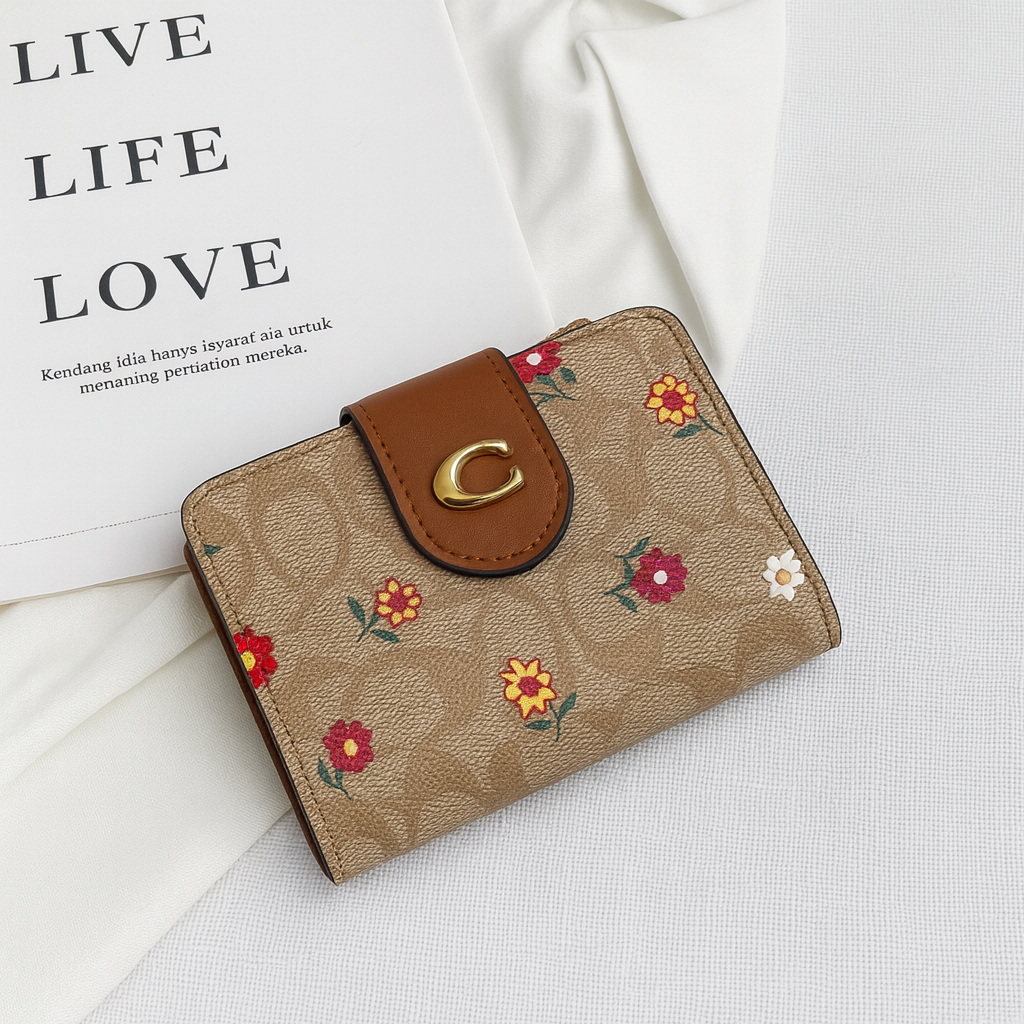 Billetera tipo coach con broche