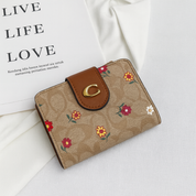 Billetera tipo coach con broche