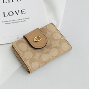 Billetera tipo coach con broche