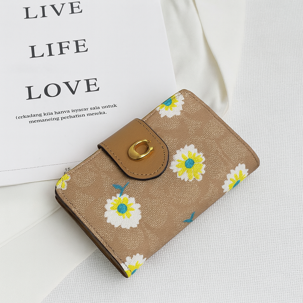 Billetera tipo coach con broche