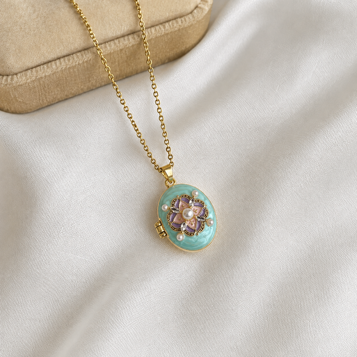 Collar con relicario vintage