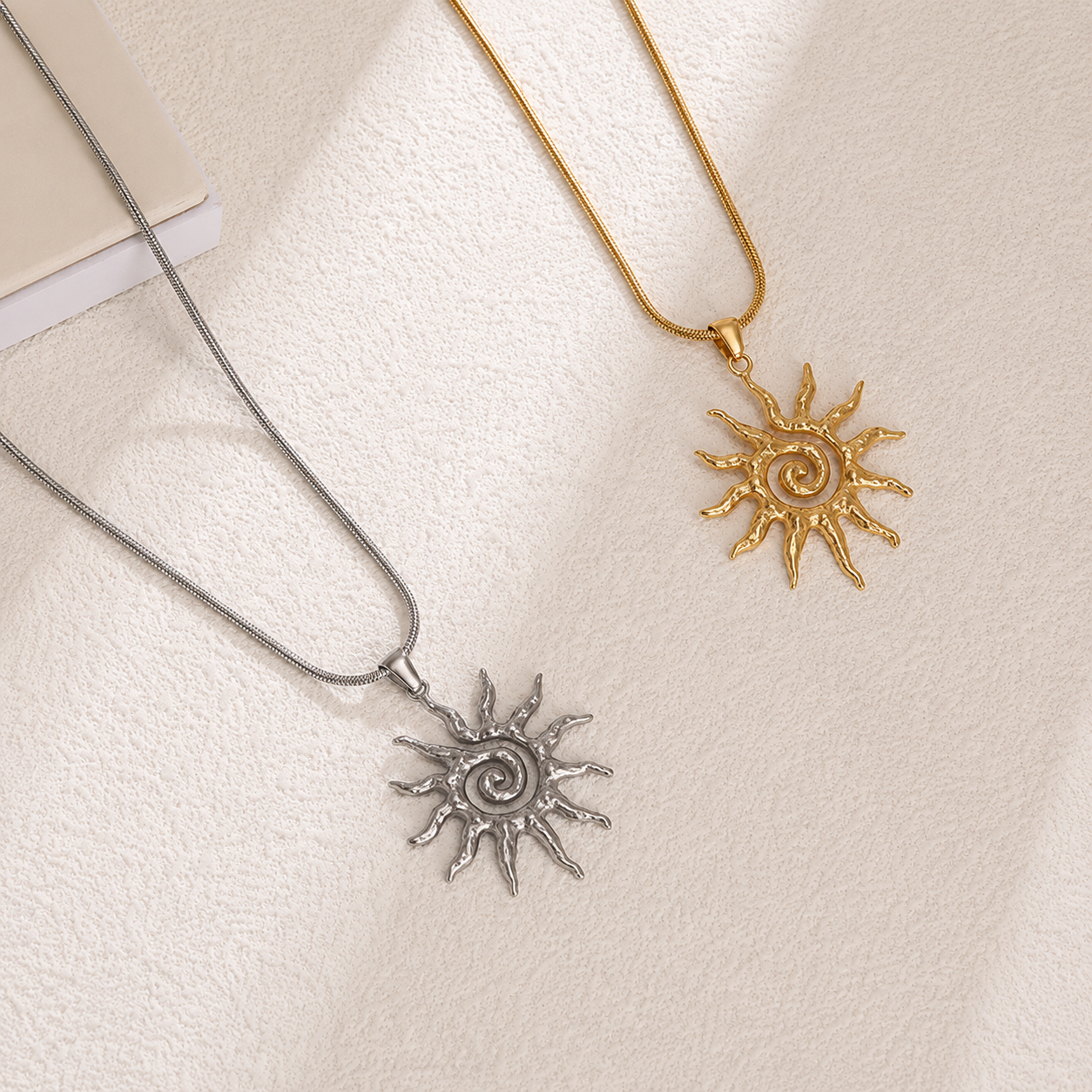 Collar con dije de sol