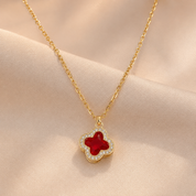 Collar dorado con dije de trébol