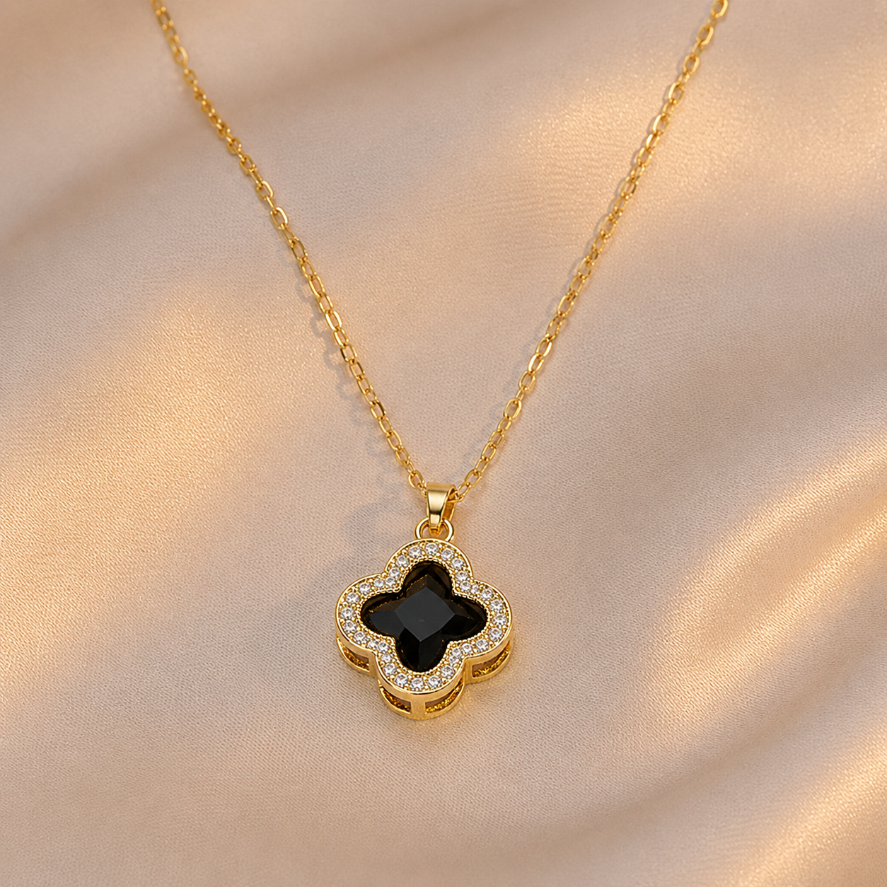 Collar dorado con dije de trébol