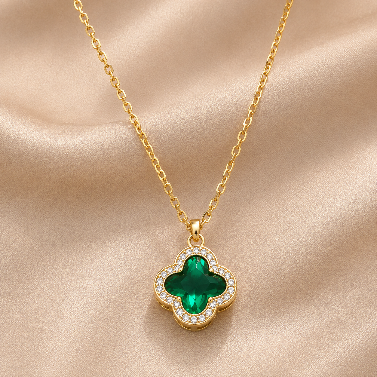 Collar dorado con dije de trébol